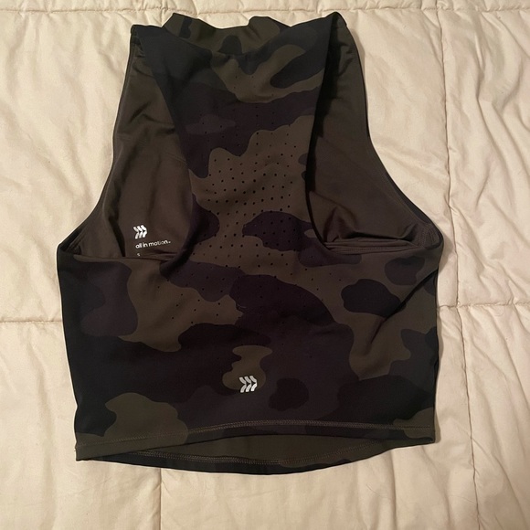 Camo Workout and watersports crop tank - Picture 2 of 2